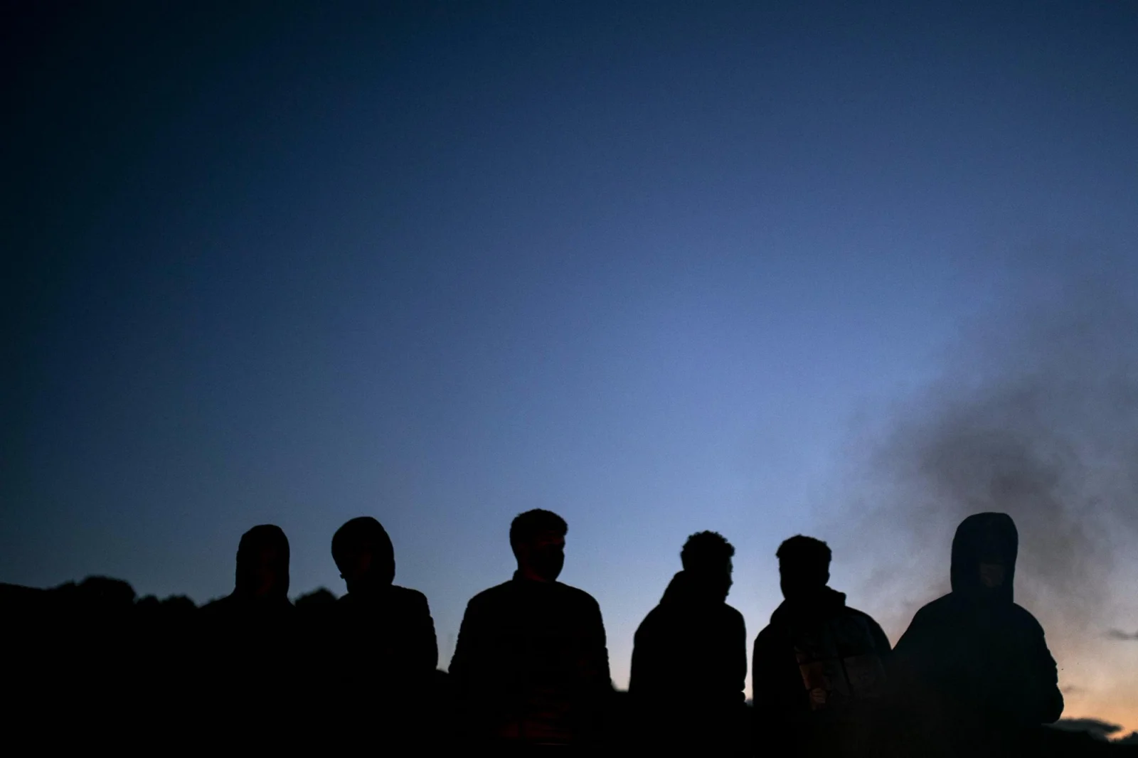 Un grupo de jóvenes se juntan al atardecer en el Sector VI de la Cañada Real