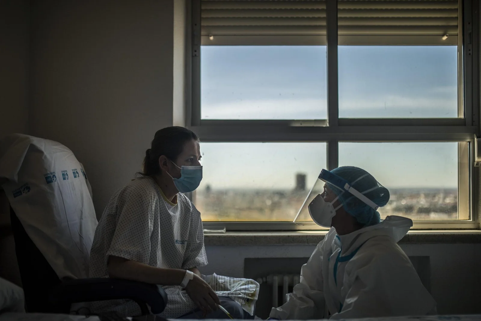 Lucía, técnico de cuidados, atiende a Ana, una paciente de 41 años con COVID-19 que lleva varias semanas ingresada en el hospital de La Princesa en Madrid