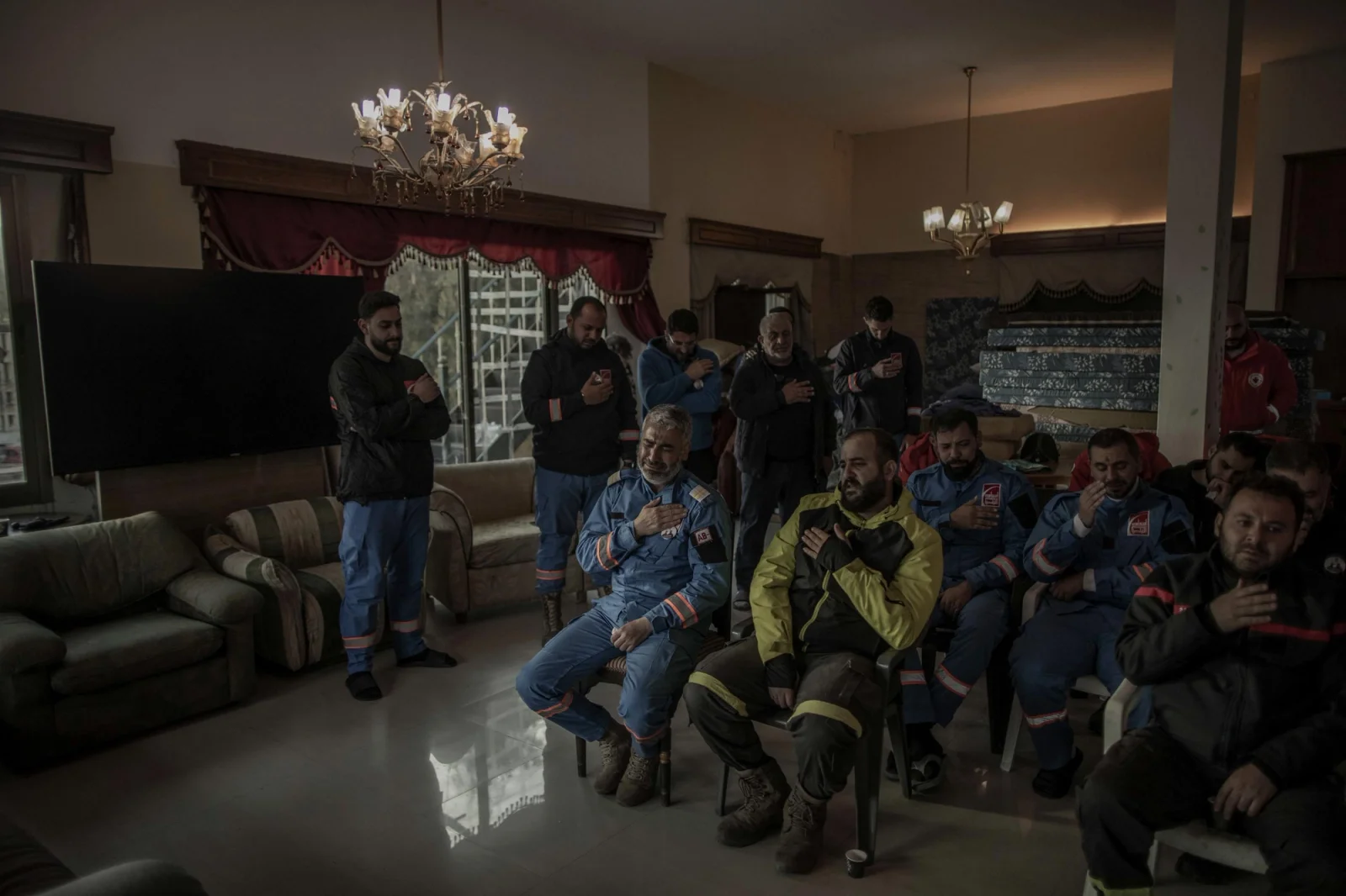 Mohammed Souleiman llora mientras reza junto a sus compañeros durante una ceremonia de Ashura en memoria de su hijo, asesinado por un dron en un ataque israelí en Nabatieh, Líbano. Miembros de la Defensa Civil continúan su labor en Nabatieh, al sur del Líbano, el 27 de marzo de 2026, tres días después del asesinato de Joud, el hijo de 16 años de Mohamad Souleiman Souleiman, jefe de una unidad de rescate local, permanece de servicio mientras los equipos responden a los ataques aéreos, ayudan a las pocas familias que quedan en la ciudad y distribuyen alimentos a los residentes. Nabatieh, que alguna vez fue el hogar de más de 50.000 personas, se encuentra ahora mayoritariamente desierta, con apenas unas 100 familias viviendo aún en la zona en medio de los constantes bombardeos. Líbano