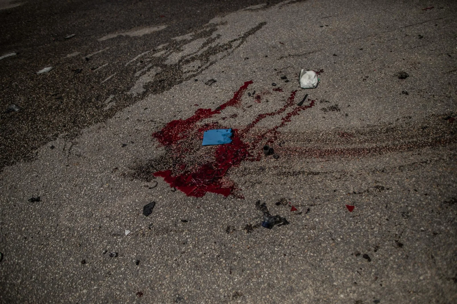 Restos de sangre sobre el asfalto tras el ataque selectivo con un dron israelí que acabó con la vida de los jóvenes paramédicos Joud Mohammad Suleiman y Ali Hassan Jaber en Nabatieh, Líbano. Ambos circulaban en motocicleta cuando fueron alcanzados por el proyectil, Líbano