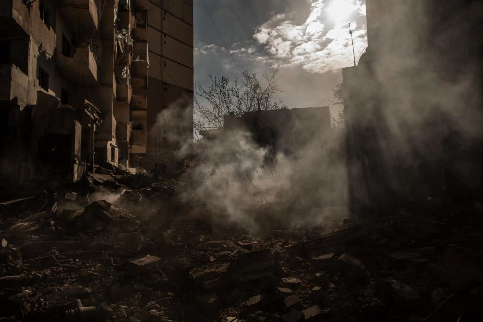 Columnas de humo emergen de los escombros de un edificio tras un bombardeo israelí en Tiro, Líbano, el 24 de marzo de 2026. Líbano