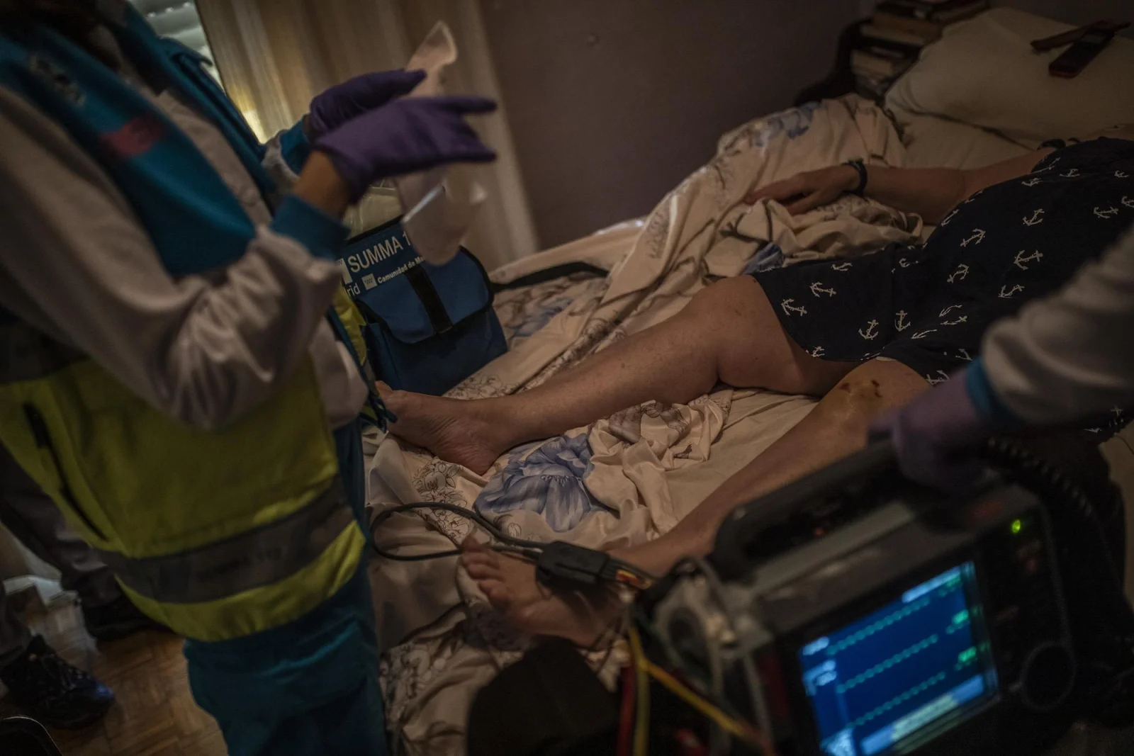 El equipo sanitario de la UVI-8 del Summa atiende a Mari Carmen de 63 años en su domicilio aquejada de varias molestias en Madrid. La desescalada ha ayudado a que no haya tantas intervenciones por COVID-19, aun así el personal del SUMMA sigue atendiendo a todoslos pacientes con un nuevo protocolo desde el inicio de la pandemia