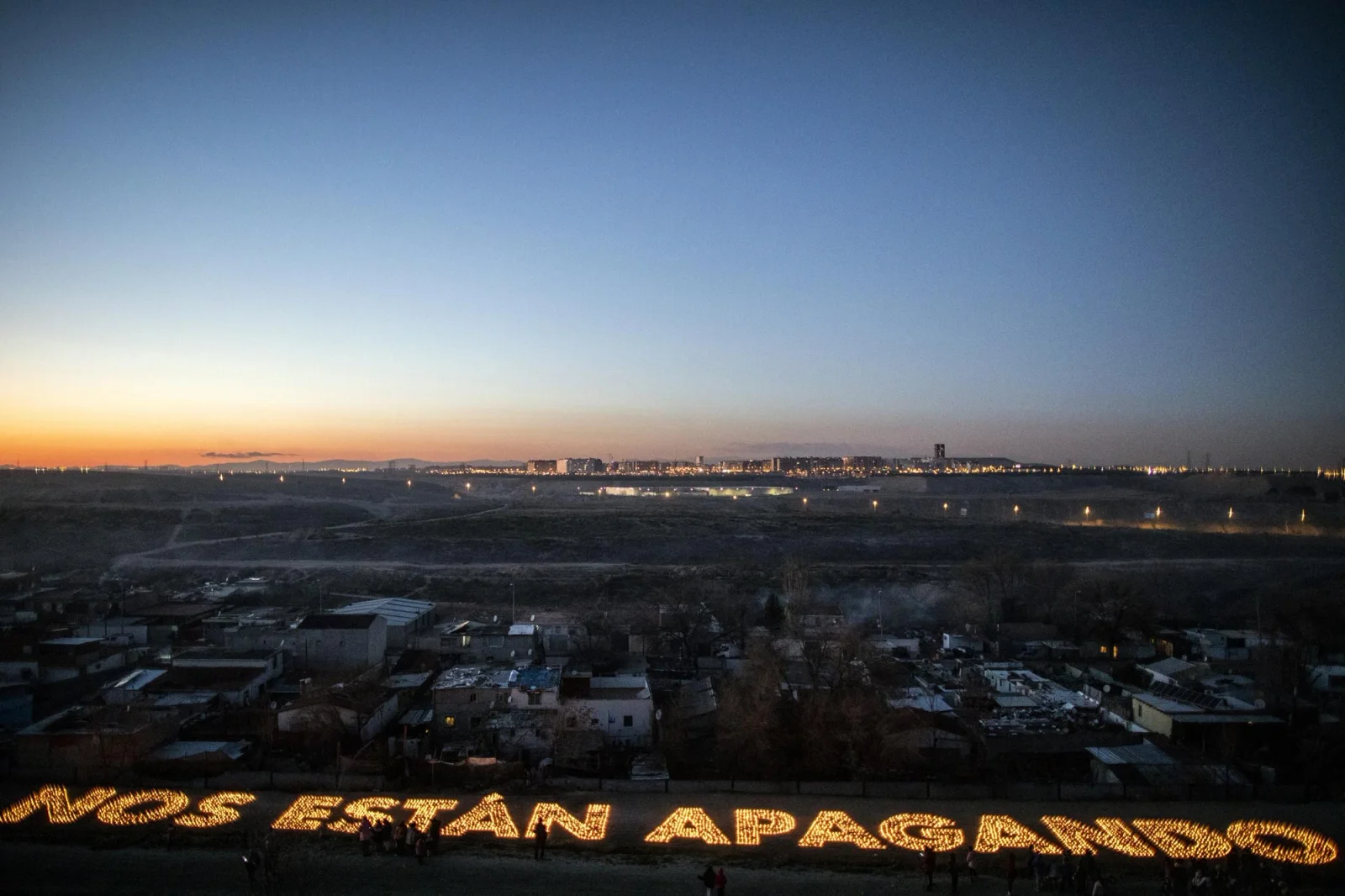 Vista panorámica desde lo alto de la colina del Sector VI . En las velas se lee: 'Nos están apagando' ,una acción realizada conjuntamente por la asociación de mujeres Tabadol y el grupo de artistas Boa Mistura en la Cañada Real.