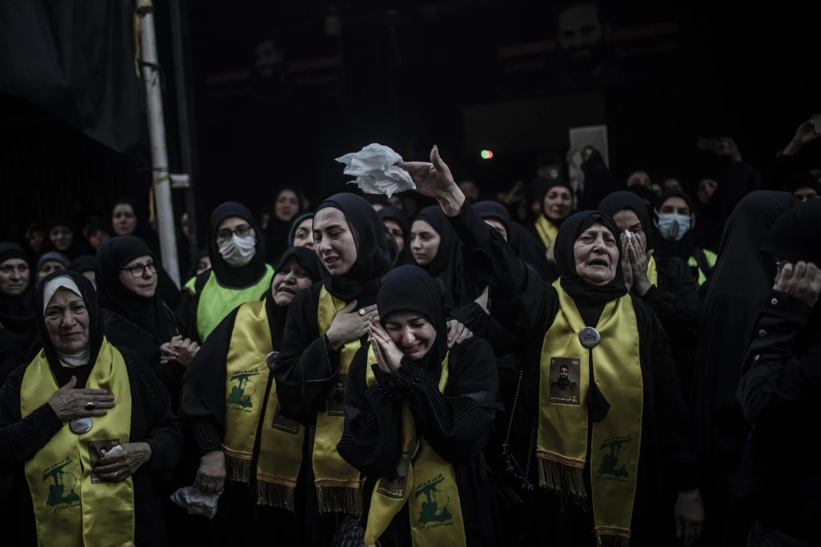 Un grupo de mujeres llora la muerte de un militante de Hezbollah muerto durante los enfrentamientos con las fuerzas israelies al sur del Líbano
