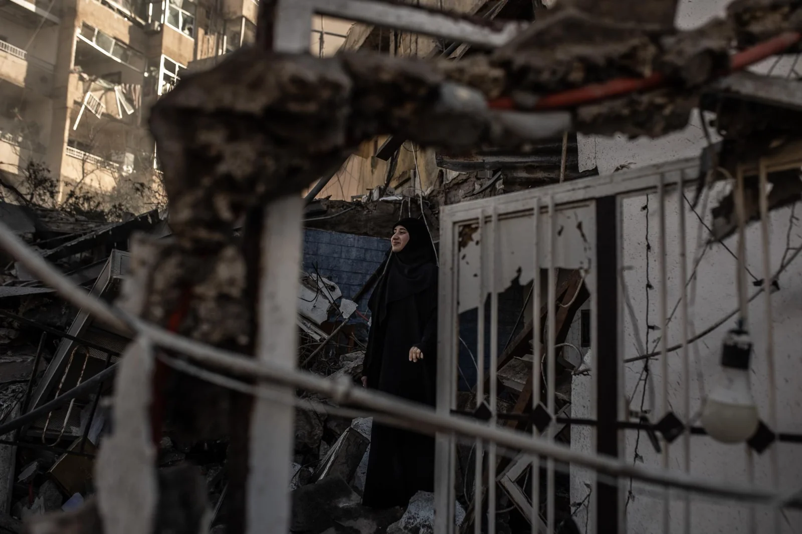 Una mujer libanesa observa los restos de su hogar destruido por un ataque aéreo en Tiro, en una jornada de bombardeos sistemáticos de Israel tras la escalada regional del pasado 2 de marzo. Líbano