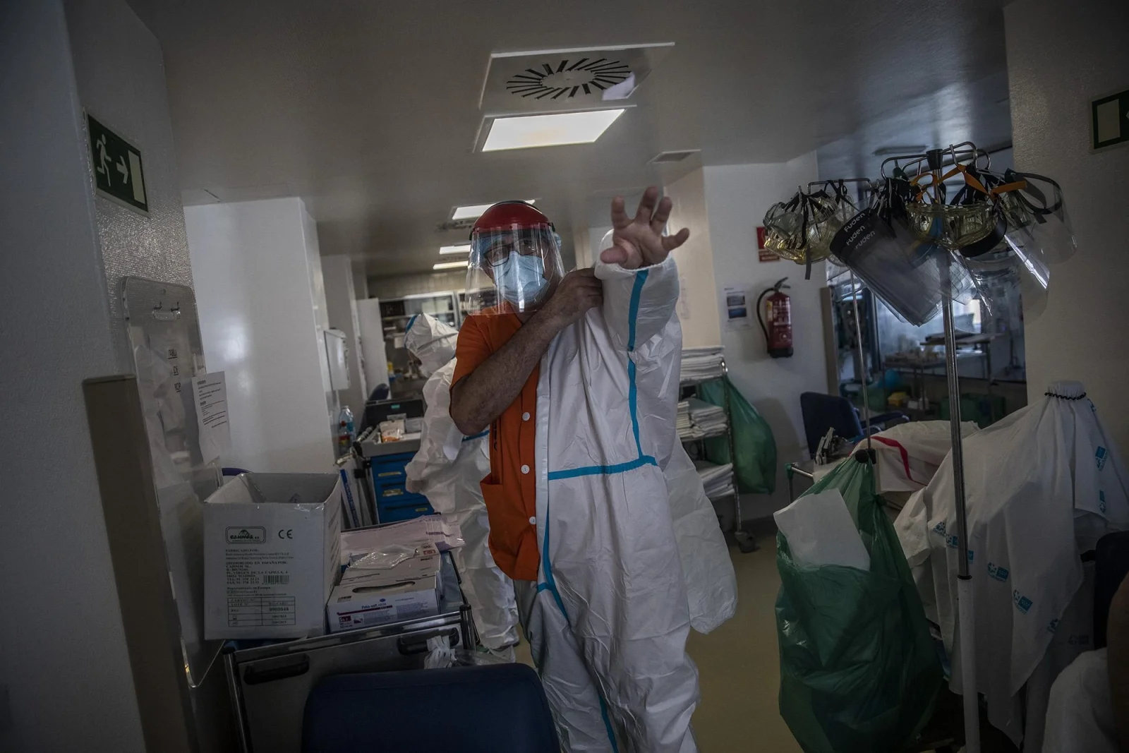 Iñigo, cirujano en el hospital de La Princesa se prepara con su equipo de protección individual para poder tratar a los pacientes ingresados en la UCI por COVID-19