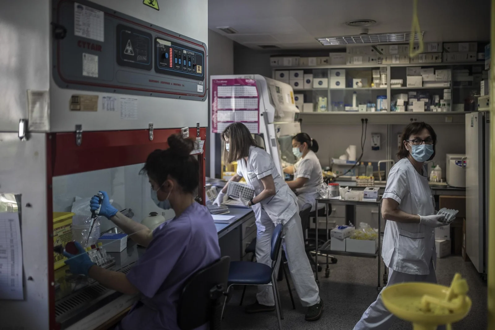 El área de microbiología del hospital de La Princesa se encarga de realizar las pruebas PCR para detectar posibles contagios del COVID-19, llegan ha testear hasta 700 análisis al día