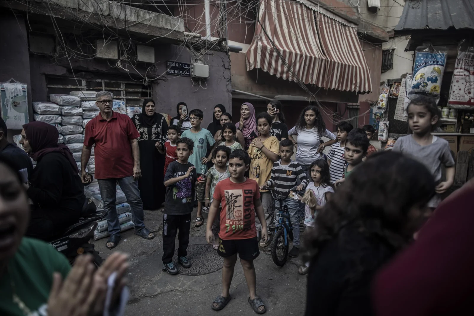 Cientos de palestinos recrean un funeral en el campo de refugiados de Bourj el-Barajneh en Beirut durante una protesta por los bombardeos de Israel sobre la población de Gaza