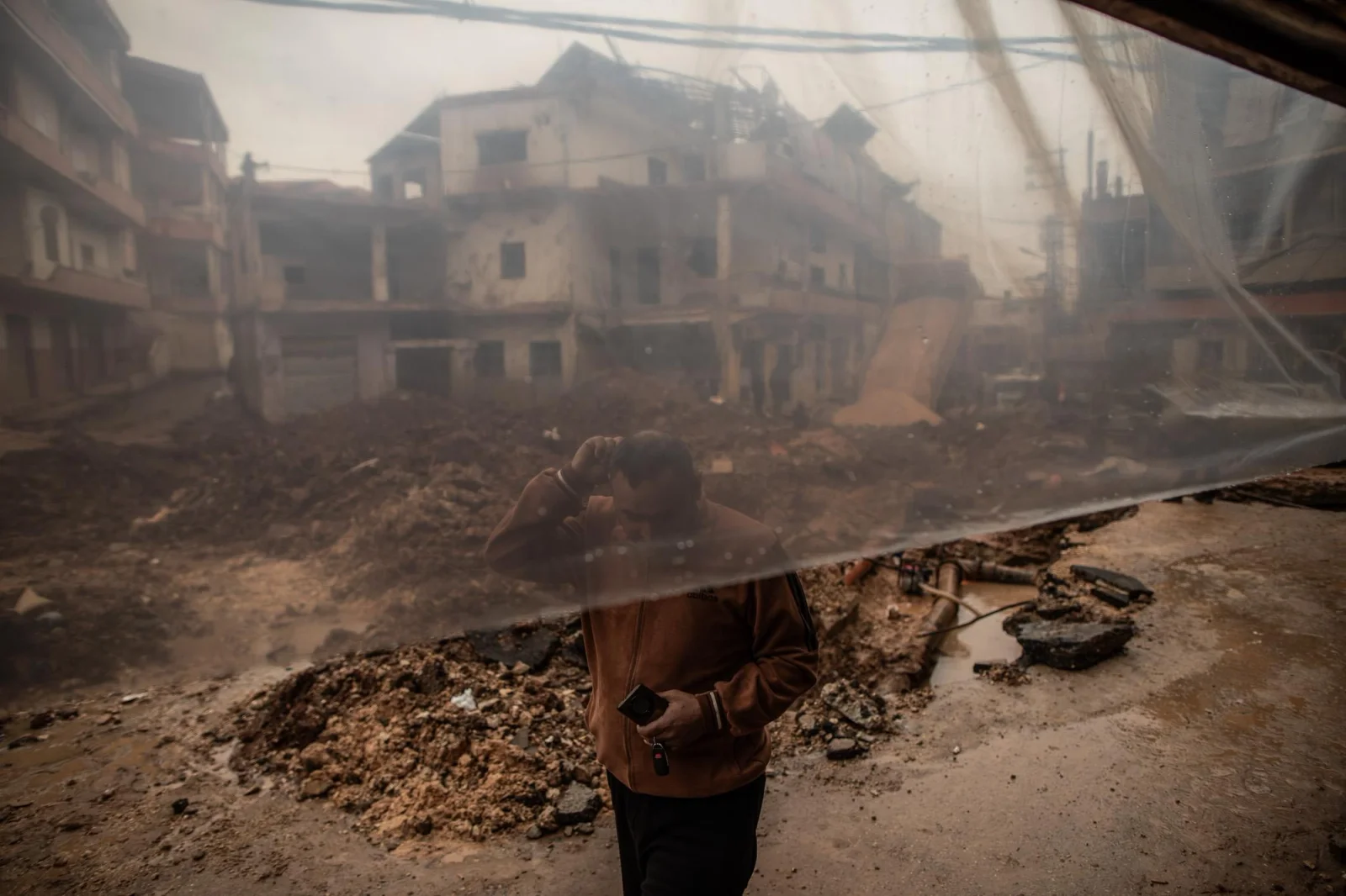 Un residente de Nabi Chit pasea por el centro de la localidad, convertido ahora en un escenario de ruinas y soledad. Tras la fallida operación comando de Israel a principios de marzo y los posteriores bombardeos sistemáticos Líbano