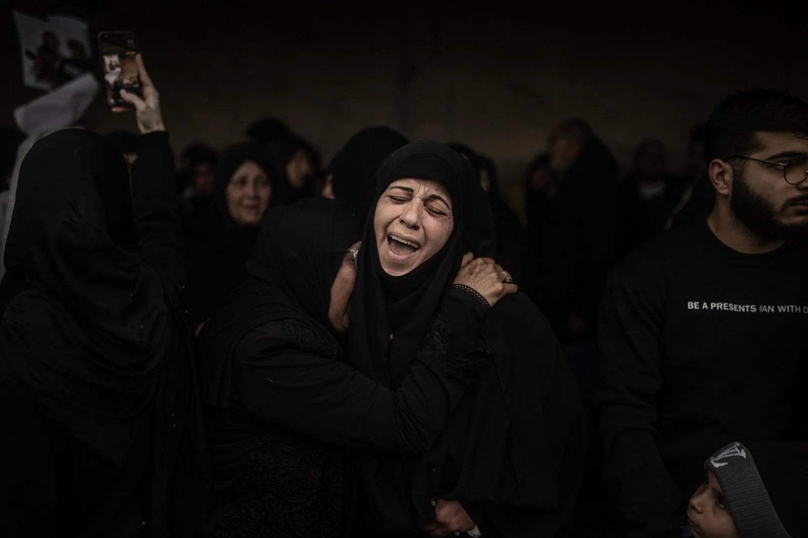 Una mujer rompe a llorar durante el funeral de los periodistas Ali Shoeib, Fátima Ftouni y Mohamed Ftouni, asesinados en un bombardeo israelí en el sur del Líbano. Los reporteros murieron cuando un misil alcanzó su vehículo, que circulaba claramente identificado con distintivos de prensa. Líbano