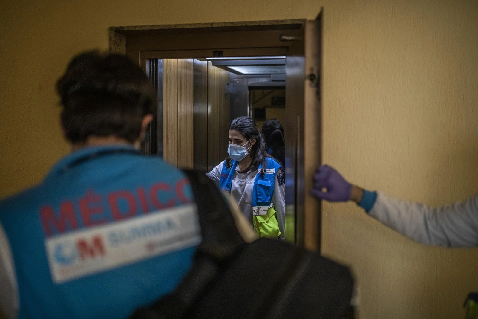 El equipo sanitario de la UVI-8 del Summa atiende a un paciente en su domicilio durante la pandemia del COVID-19 en Madrid. El personal del SUMMA sigue atiende a los pacientes con un nuevo protocolo desde el inicio de la pandemia