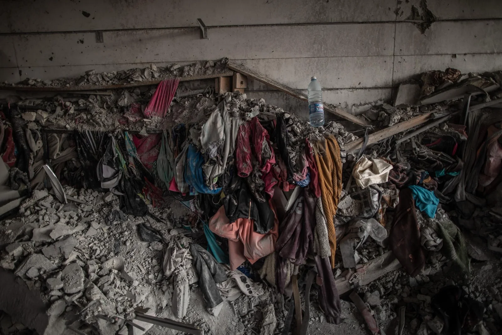 Una cuerda con ropa tendida permanece entre los restos de un ataque aéreo israelí en Nabatieh, Líbano, el 24 de marzo de 2026. Líbano