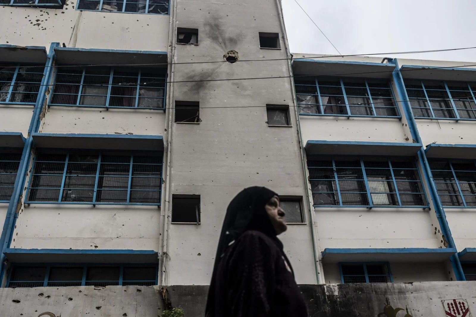 Ein el Helwe ,el campo de refugiados palestino convertido en zona de guerra En este campo de refugiados situado en la ciudad libanesa de Saida libran su propia guerra facciones de Fatah y grupos islamistas como Shabab al Muslim y Jund al Sham-vinculado a Al Qaeda Desde el pasado 7 octubre como inicio de las hostilidades israelies sobre la franja de gaza se pacto un alto el fuego temporal entre las distintas facciones que se teme se pueda romper en cualquier momento Ein el-Hilweh fue establecido cerca de la ciudad de Sidón, entre 1948/1949 tras la expulsion de los palestinos de sus tierras durante la Nakba . La UNRWA inició sus operaciones en el campo en 1952, sustituyendo gradualmente las tiendas por los refugios de hormigón. Se calcula que en el campo convivien unos 60.000 refugiados palestinos, Muchos de los refugiados de otros campamentos en Líbano, en particular los campamentos cercanos a Trípoli, tuvieron que desplazarse a Ein el-Hilweh durante la Guerra Civil. Entonces, se convirtió en el mayor campamento de Líbano, tanto en términos de población como de tamaño.
