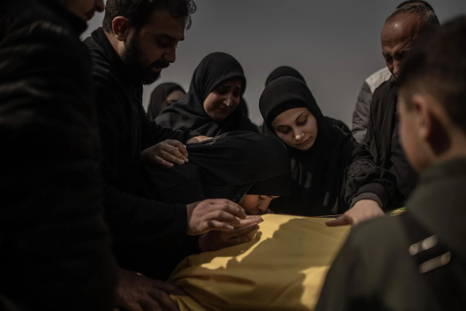 Familiares de un paramédico libanés se despiden de él en su funeral en el sur de Beirut en un cementerio improvisado esperando poder enterrarlo en un lugar seguro. Líbano