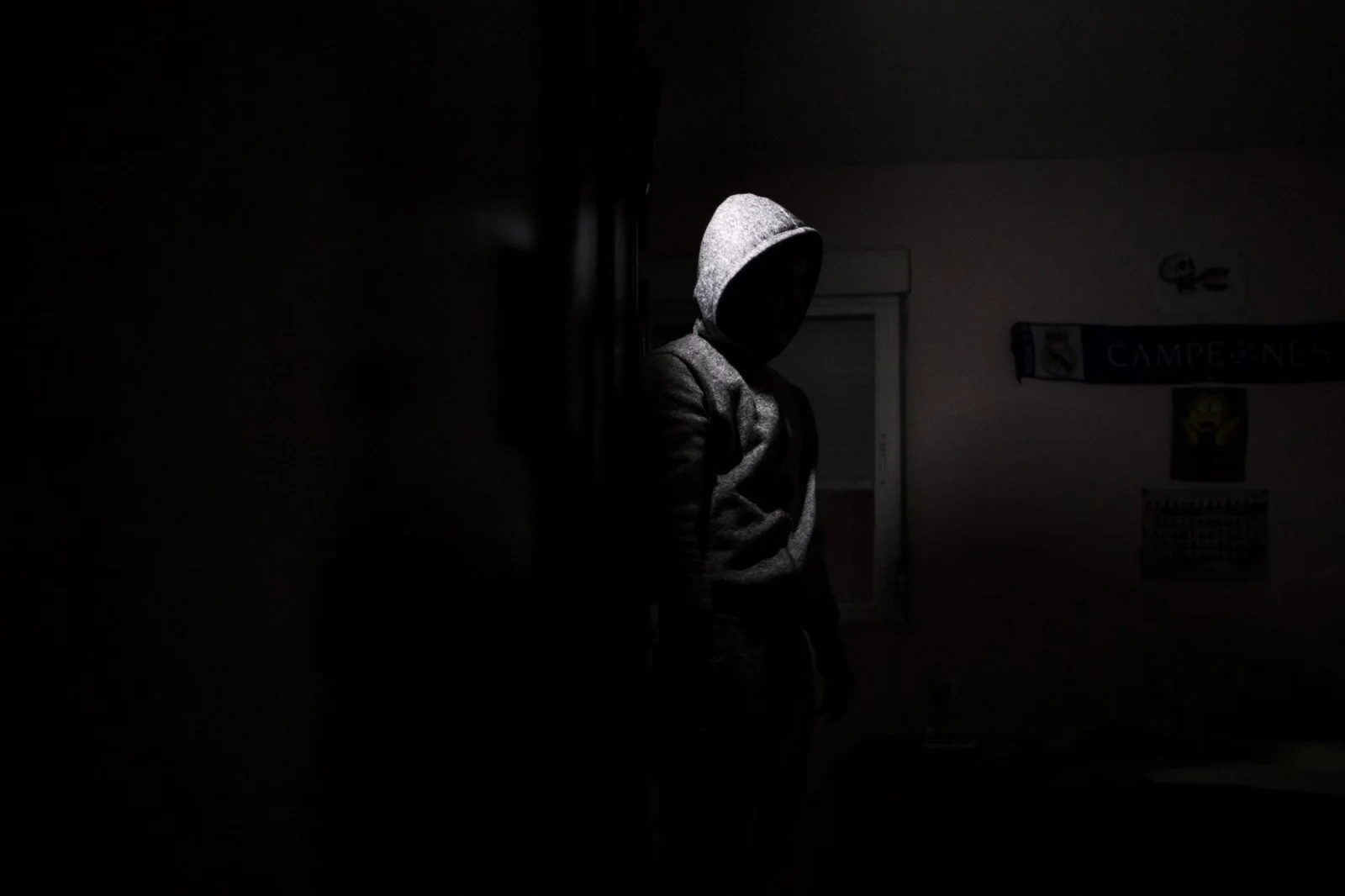 Moakhlise ,de 14 años, en su cuarto apenas iluminado por una pequeña luz a pilas en su casa en el Sector V de la Cañada Real