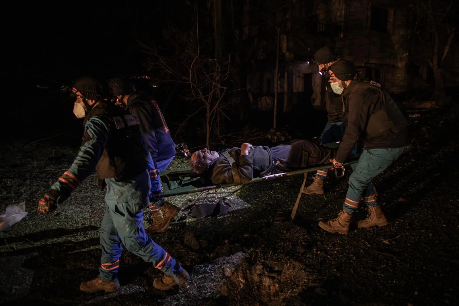 Paramédicos en Nabatieh evacúan de noche a un anciano en estado de shock tras el bombardeo de su vivienda. El traslado al hospital se realiza a máxima velocidad para reducir el tiempo de exposición y evitar un posible segundo ataque israelí sobre el lugar del primer impacto. Líbano
