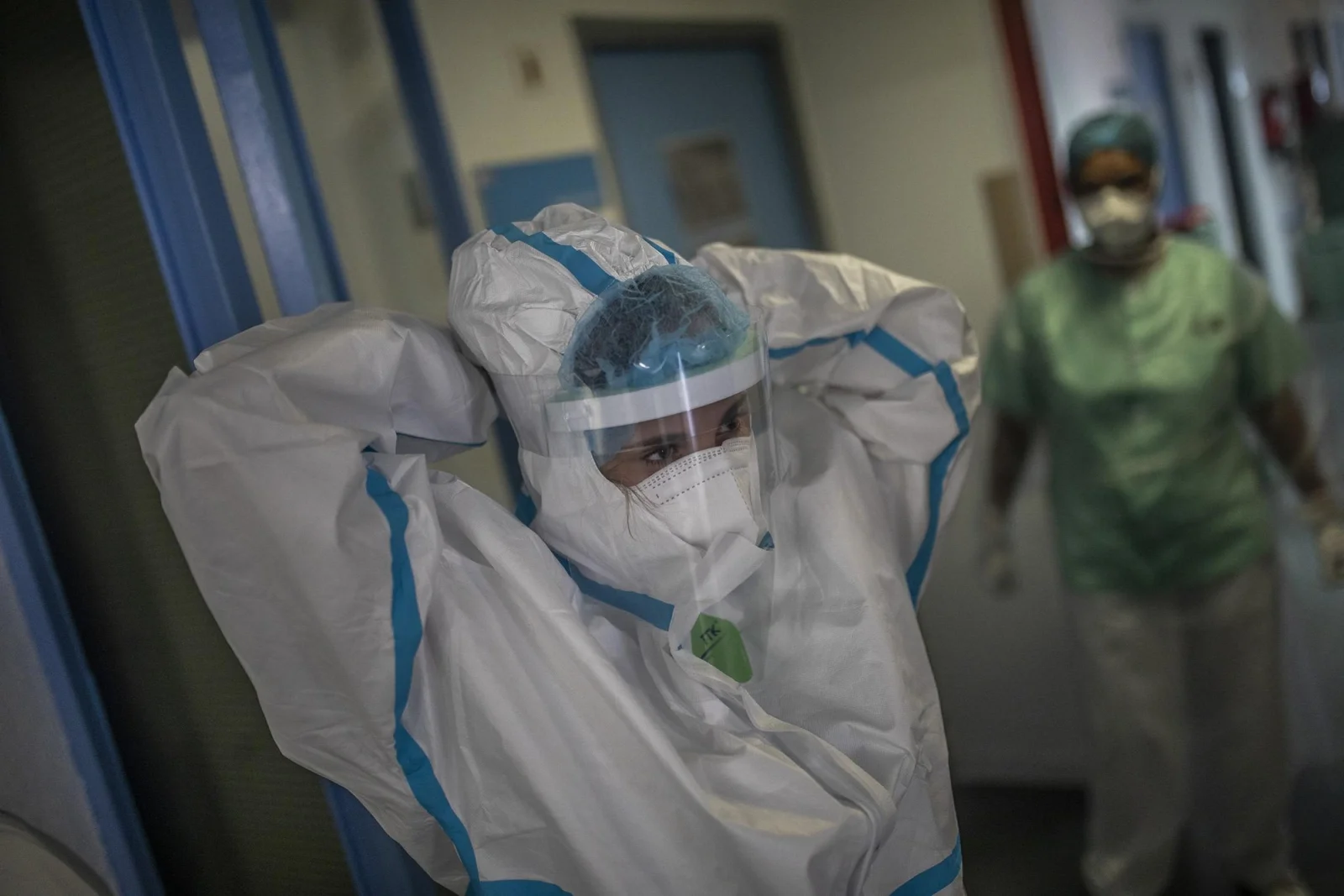 Lucía , técnica de cuidados, se viste con su equipo de protección individal para poder atender a pacientes contagiados con COVID-19