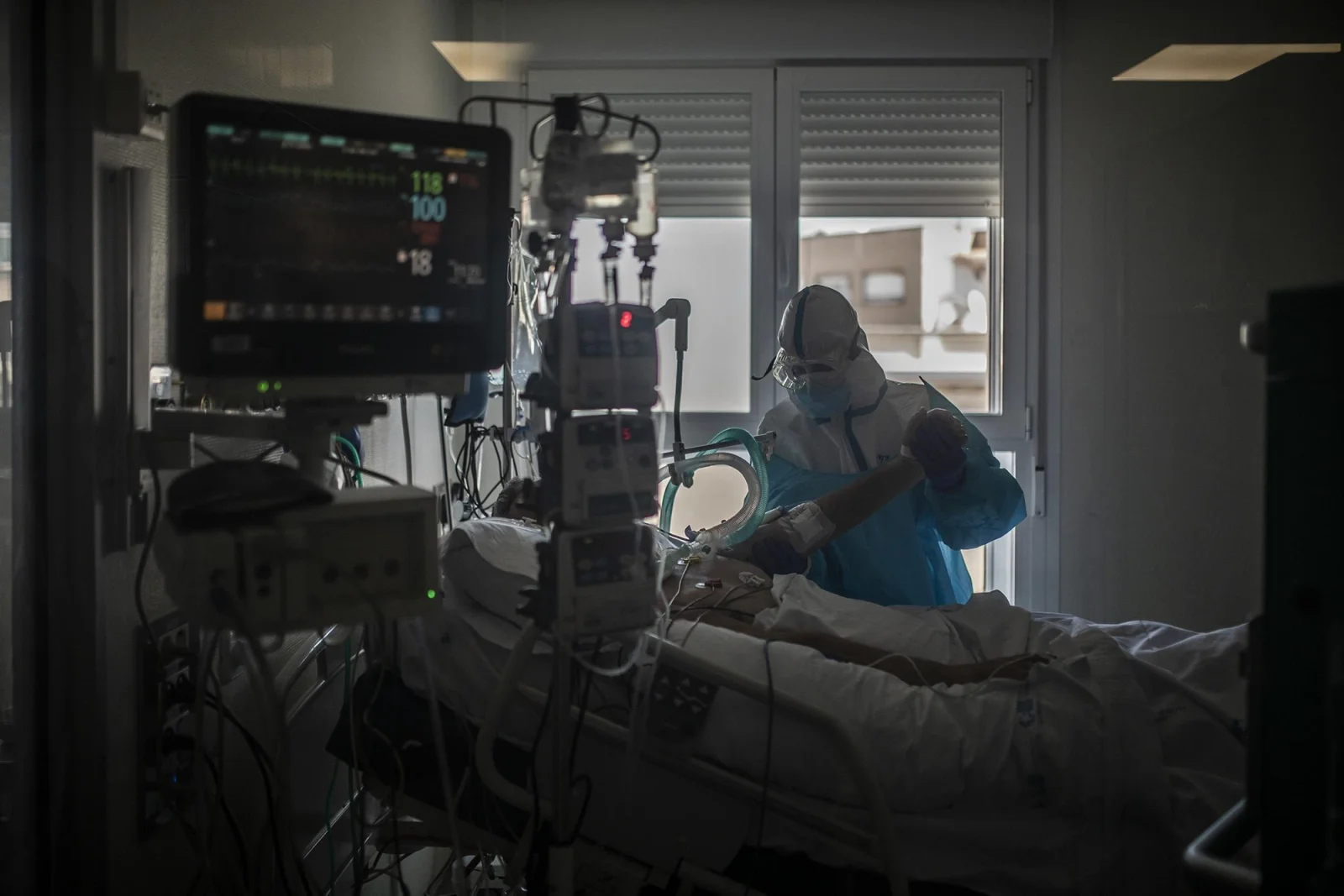 Una fisioterapeuta atiende a un paciente con COVID-19 en la UCI del hospital La Princesa. Esta labor es crucial para las personas que han pasado una larga temporada sin poder moverse