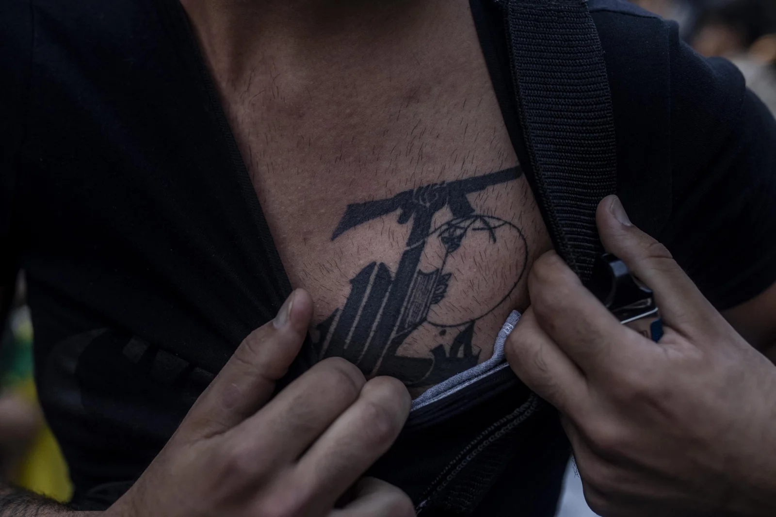 MIlitante de Hezbollah muestar su tatuaje con el logo del partido durante el disurso de su líder, Sayeed Nasrallah , en Der Qanoun, pueblo al sur del Líbano