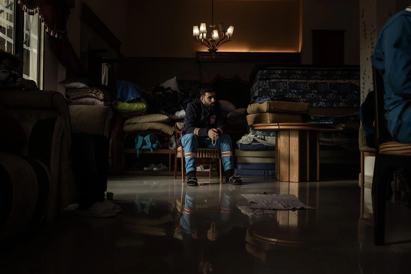 Mahdi Abu Zeid sostiene un masbaha durante una ceremonia de Ashura en Nabatieh en memoria de sus compañeros Joud y Ali, asesinados por un dron. Una semana después, Abu Zeid moriría víctima de un "double tap", una táctica israelí consistente en lanzar un segundo ataque cuando se acude al lugar del primer bombardeo para rescatar a los heridos. Líbano