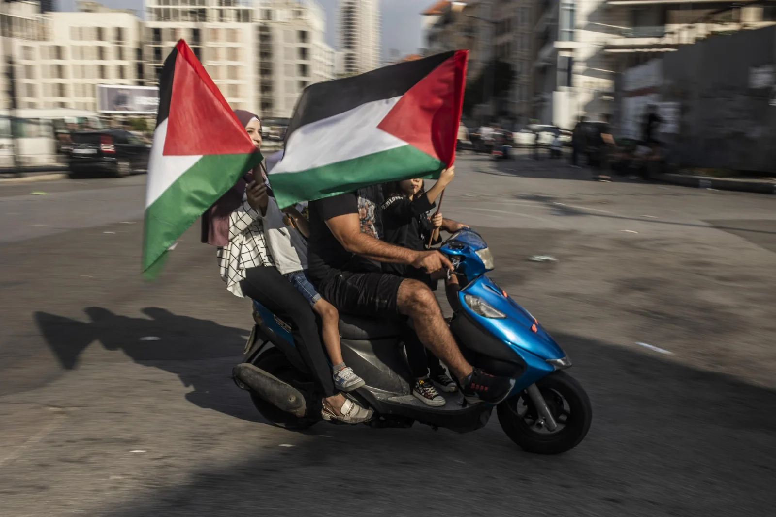 Miles de personas se concentran en el centro de Beirut durante una protesta convocada por grupos islamicos y el grupo militante palestino Hamas en solidaridad con los palestinos de Gaza