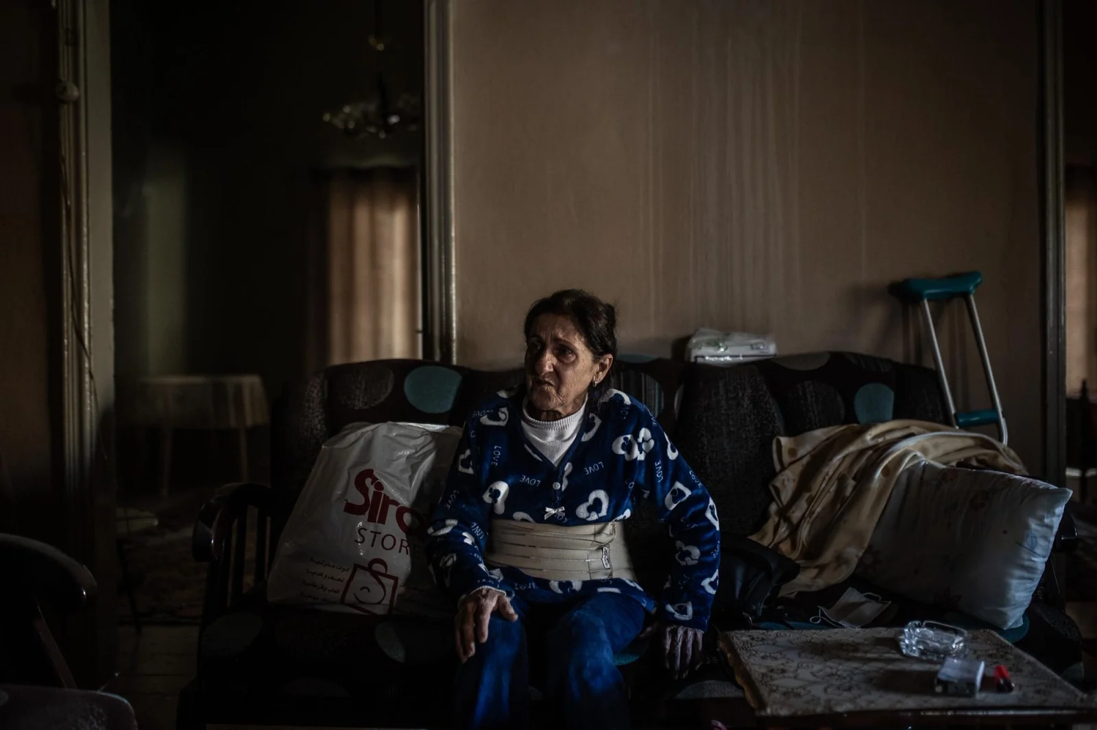 Miryat Arnaut, de 62 años, en el salón de su casa tras los daños causados por un bombardeo israelí en Tiro, en el sur del Líbano, el 24 de marzo de 2026. Líbano