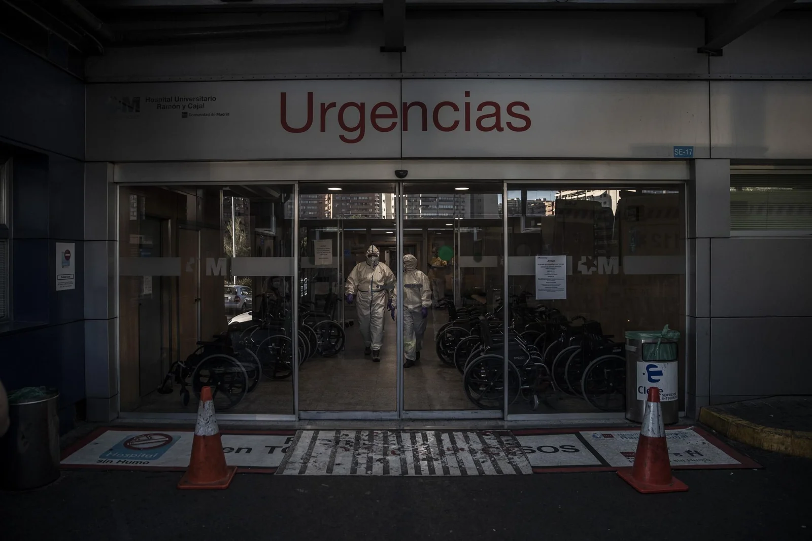 El equipo de la UVI-03 del SUMMA abandona el hospital Ramón y Cajal vestidos con los equipos de protección individual despues de haber trasladado a un paciente que posiblemente haya sido contagiado con el COVID-19