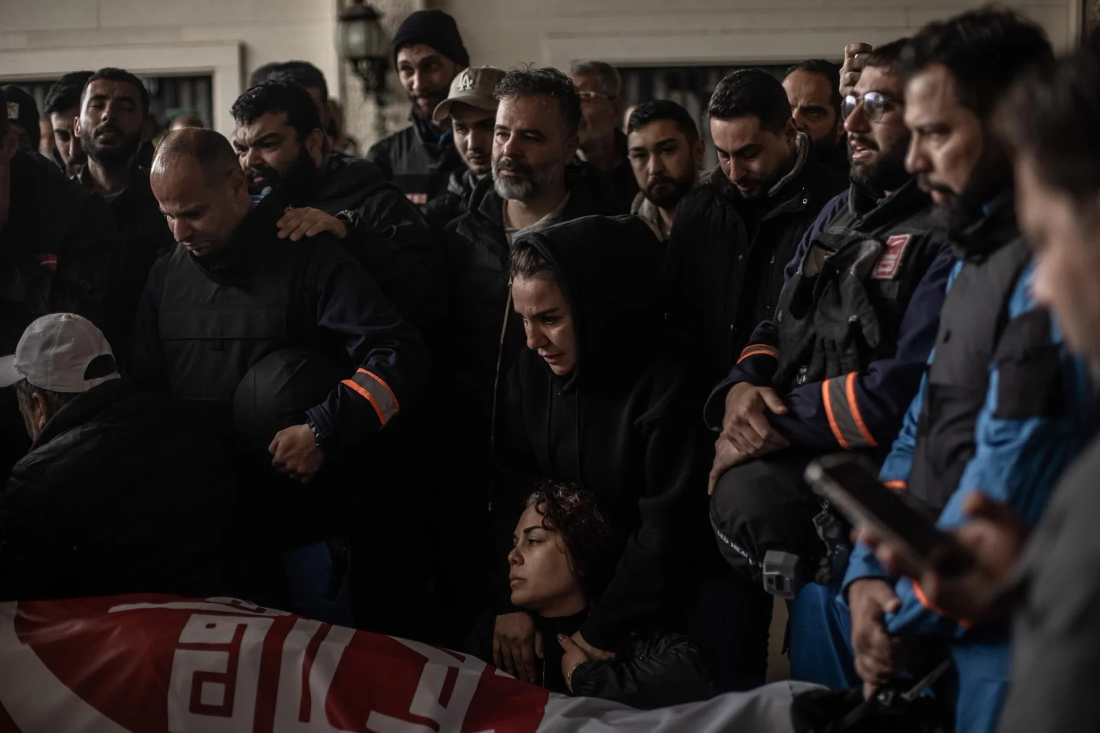 Likaa Shehouri llora la muerte de su hijo Joud Mohammad Suleiman, de 16 años, y de su compañero Ali Hassan Jaber, de 23, en el cementerio de Nabatieh, Líbano, el 25 de marzo de 2026. Los dos jóvenes paramédicos fueron asesinados por el impacto de un dron israelí mientras circulaban en motocicleta Líbano