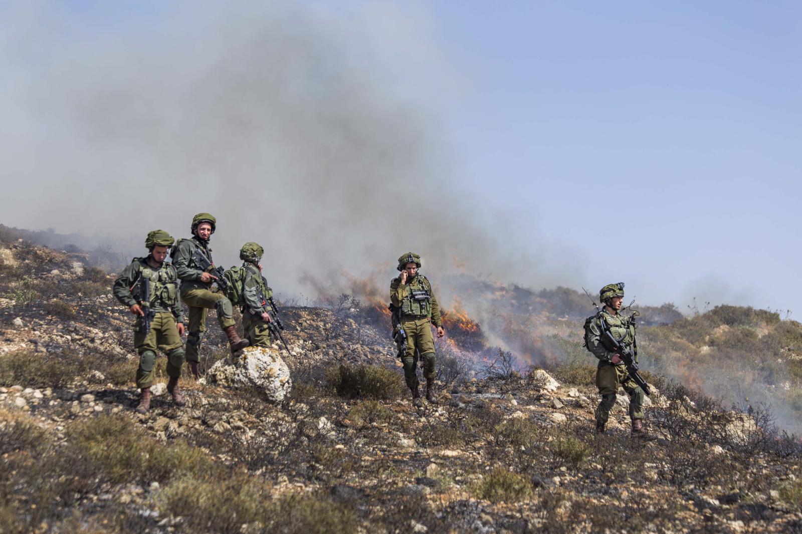 Soldados israelíes impiden que los campesinos palestinos apaguen el fuego provocado por colonos palestinos en sus tierras. Se produjeron enfrentamientos y un menor palestino fue arrestado supuestaente por encarar y arrojar piedras a los colonos. Tirar piedras bajo el sistema penal militar israelí al que están sometidos los palestinos es un acto que puede acarrear penas de hasta 20 años de prisión Burin West bank