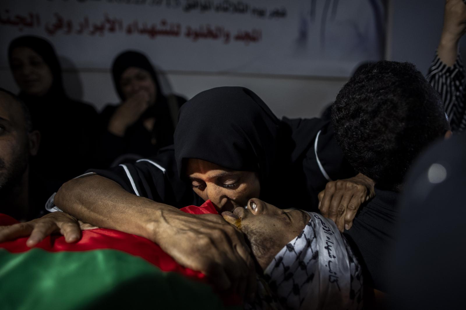 La madre de Mohammed Abu Assad, 19 años, besa el cuerpo de su hijo muerto a causa de los disparos de las fuerzas israelíes cerca del campo de refugiados de Balata en Nablus Huwara/Balata CIsjordania