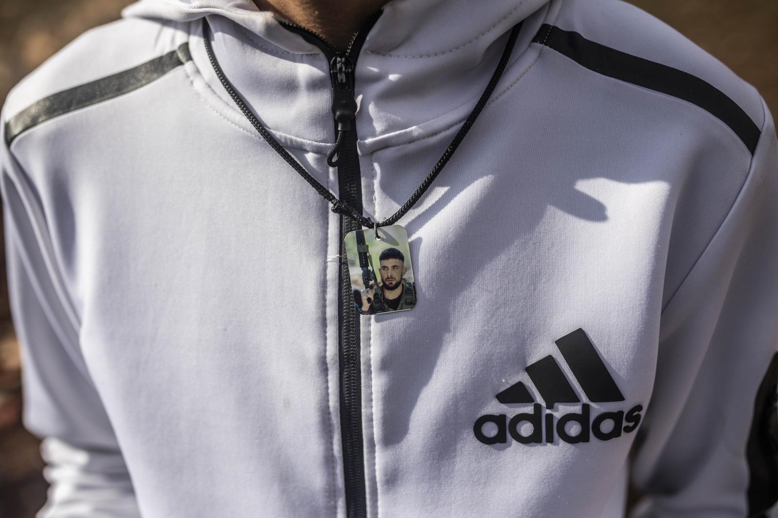 Palestino con la imagen de Ibrahim al-Nabulsi de colgante. El joven, asesinado a los 18 años por el ejército israelí en agosto de 2022, se ha convertido en el símbolo de una joven generación que crece sin perspectivas y que ha emprendido la lucha armada.