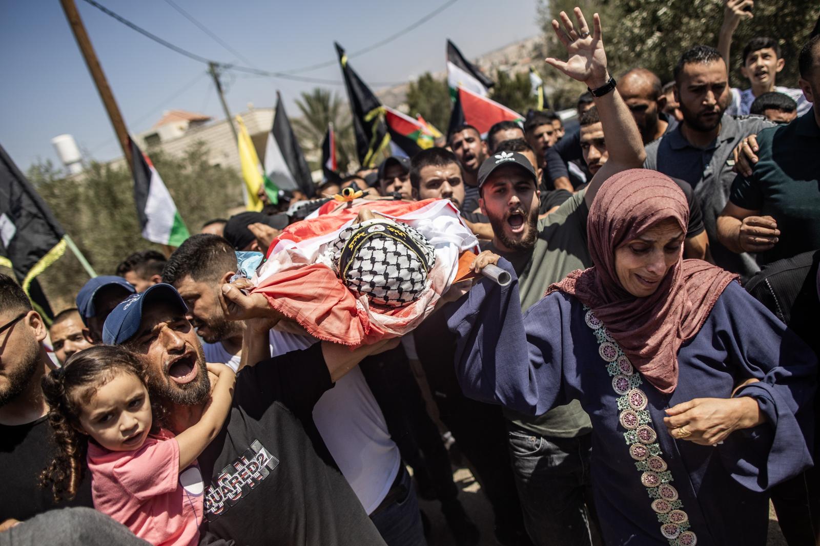La madre del joven palestino Othman Abu Kharj, 17 años,carga con el cuerpo de su hijo, muerto tras recibir un disparo en la cabeza de las fuerzas israelíes mientras realizaban una incursión en el pueblo de Zababdeh, al sureste de Jenin. Zababdeh West Bank