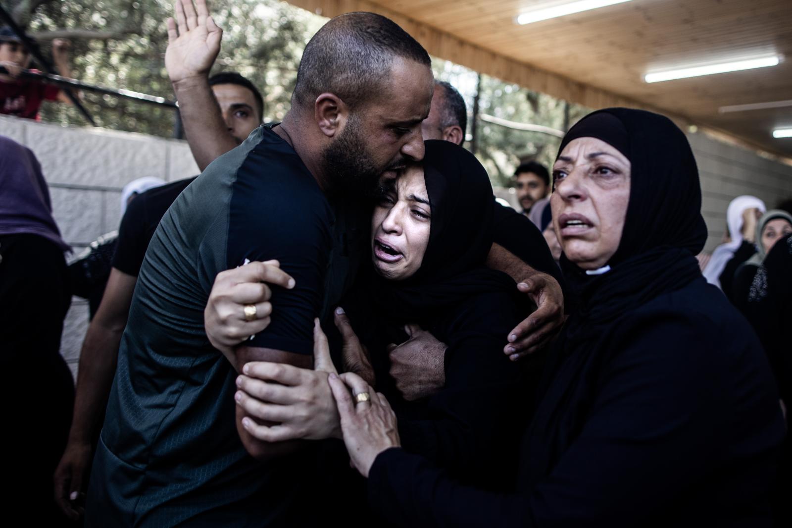 La hermana de Mohammed Abu Assad durante su funeral, muerto a causa de los disparos de las fuerzas israelíes cerca del campo de refugiados de Balata en Nablus
