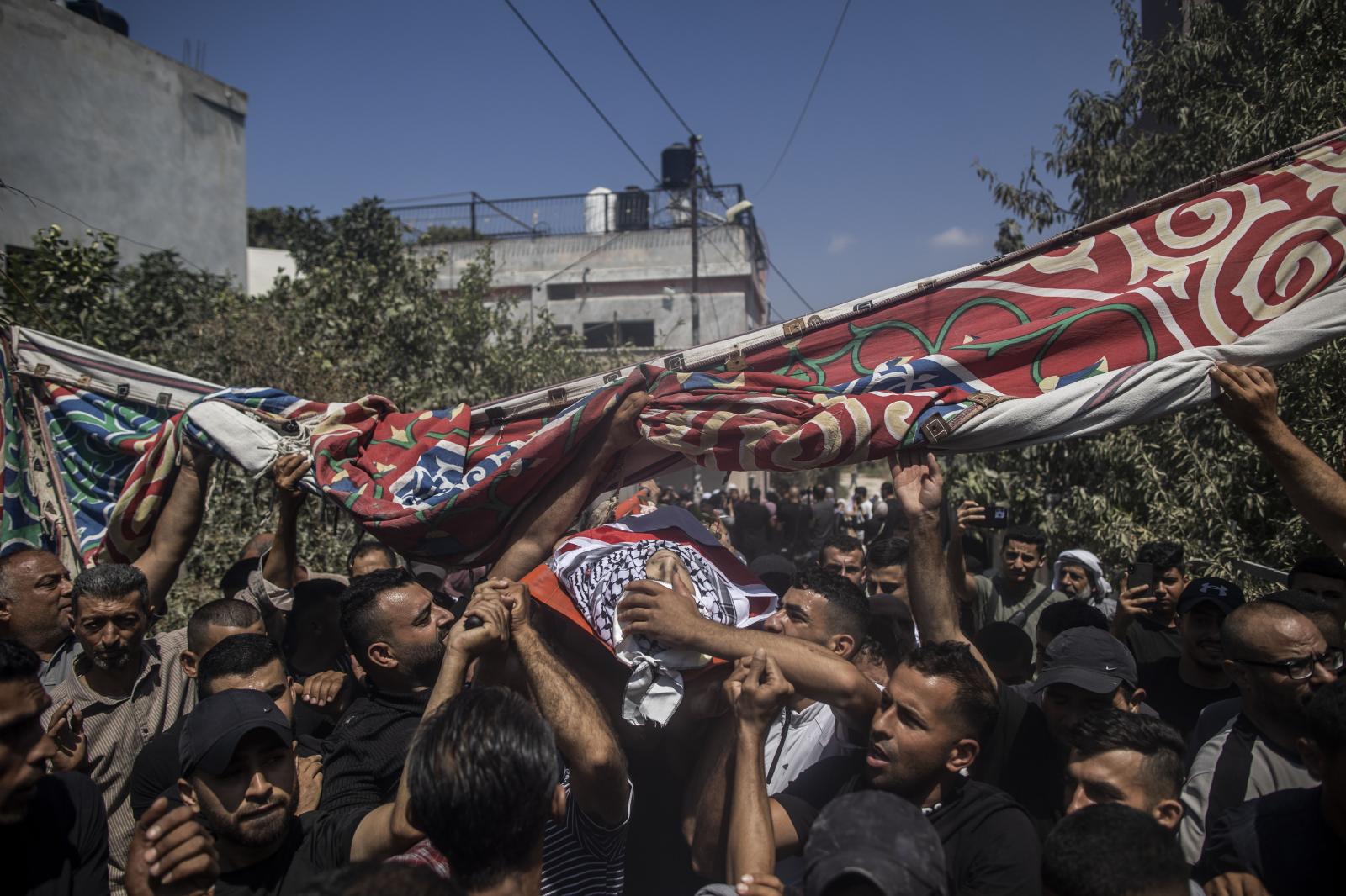 Funeral de Ezzedine Kanaan de 21 años, muerto a causa de un disparo en la cabeza durante la incursión del ejército israeli en campamento de refugiados de Jenin Jaba West Bank